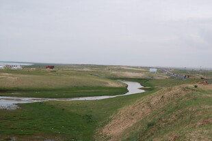 田园蜿蜒小河风景图