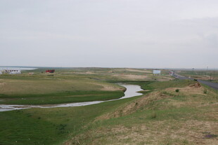 蜿蜒河畔的开阔田园风光