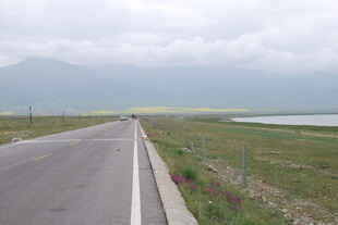 公路伸向远方的开阔风景