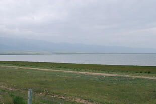 草原边的辽阔水域风光