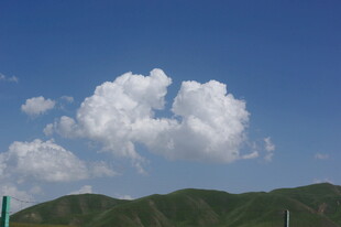 蓝天白云下的青山美景