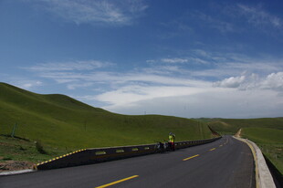 蜿蜒公路穿行于翠绿山丘