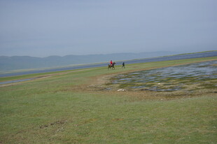 草原湖畔漫步风景