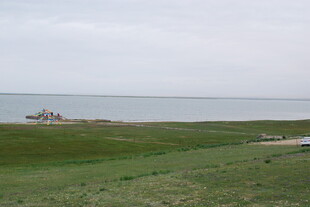 草原边的辽阔水域景观