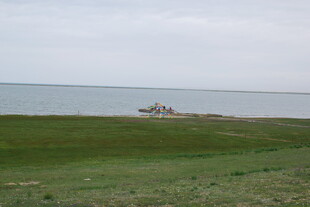 草原边的辽阔水域景观