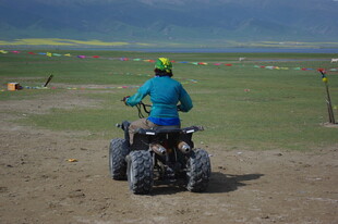 骑手驰骋于户外四轮摩托上