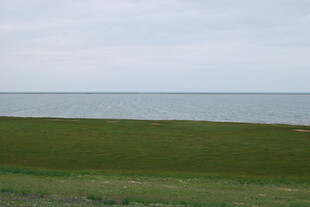 草原边的广阔水域