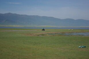 草原风光 远处山峦与车辆