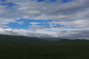 蓝天白云下的山峦景色