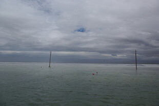 海上云雾中的孤立立柱