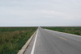 旷野中的笔直公路