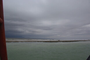 海上阴云密布的景象