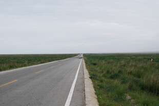 空旷公路延伸至远方