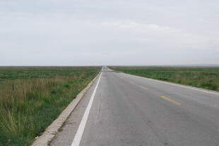 空旷公路伸向远方