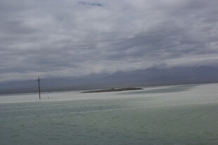 海边阴沉天空下的平静海面