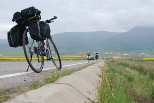 公路旁停放的骑行自行车