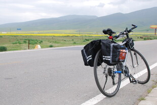 公路旁的骑行自行车