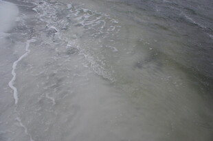 海浪拍打沙滩景象