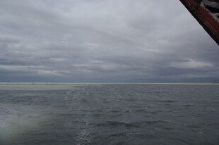 海上阴云密布的壮阔景象