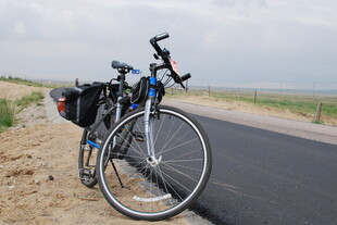 公路旁的骑行自行车