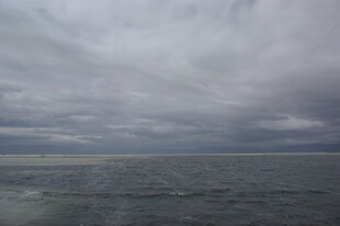 阴沉海面与低垂厚重云层