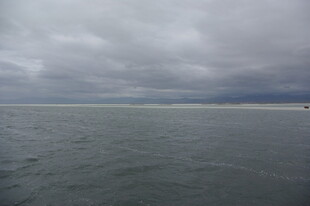 阴云下的广阔海面