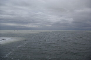 海上阴云密布的壮阔景象