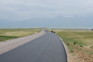 宽阔公路延伸至远方