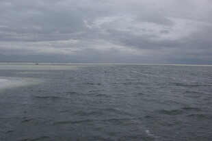 海上阴云密布的壮阔景象