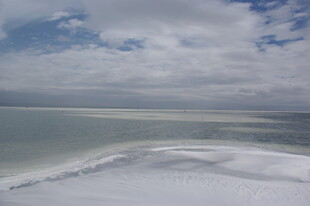 广阔盐湖与蓝天白云美景