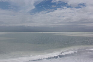 广阔盐湖与蓝天白云美景