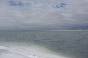 海上云雾缭绕的壮阔景象