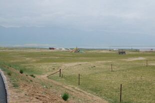 广袤草原边的公路风景