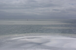 海上阴云密布的景象