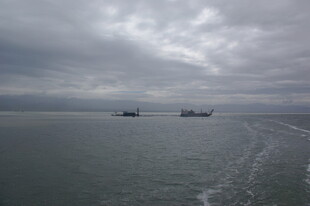 海上船只航行景象