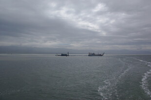 海上船只与阴沉天空景象