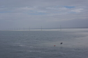 海上远景 孤舟于广阔水域