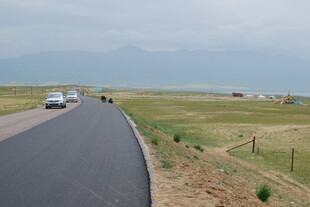 公路上行驶的车辆与风景