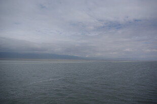 广阔海面与阴沉天空