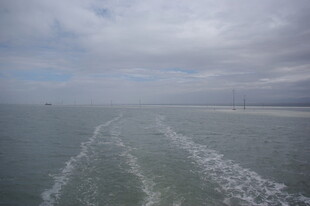 海上航迹 乘船破浪之景