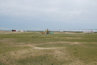 草原风光 远处帐篷隐约可见