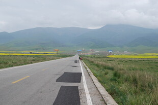 公路旁的田园与远山美景