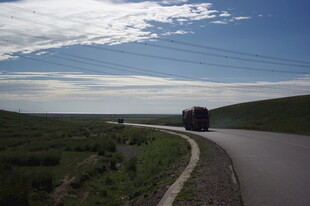 公路上行驶的红色大货车