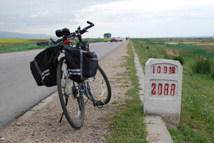 公路旁停靠的长途骑行自行车