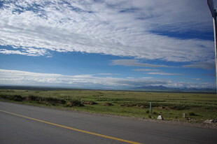 公路伸向远方的开阔风景