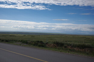 公路伸向远方的开阔风景