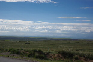 广袤草原上的蓝天白云