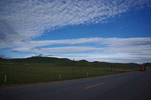 公路伸向远方的开阔风景
