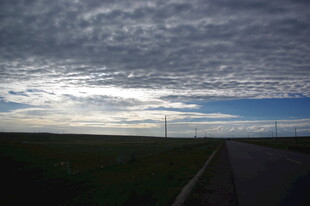 公路边的多云天空景象