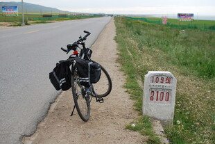 公路旁停靠的骑行自行车